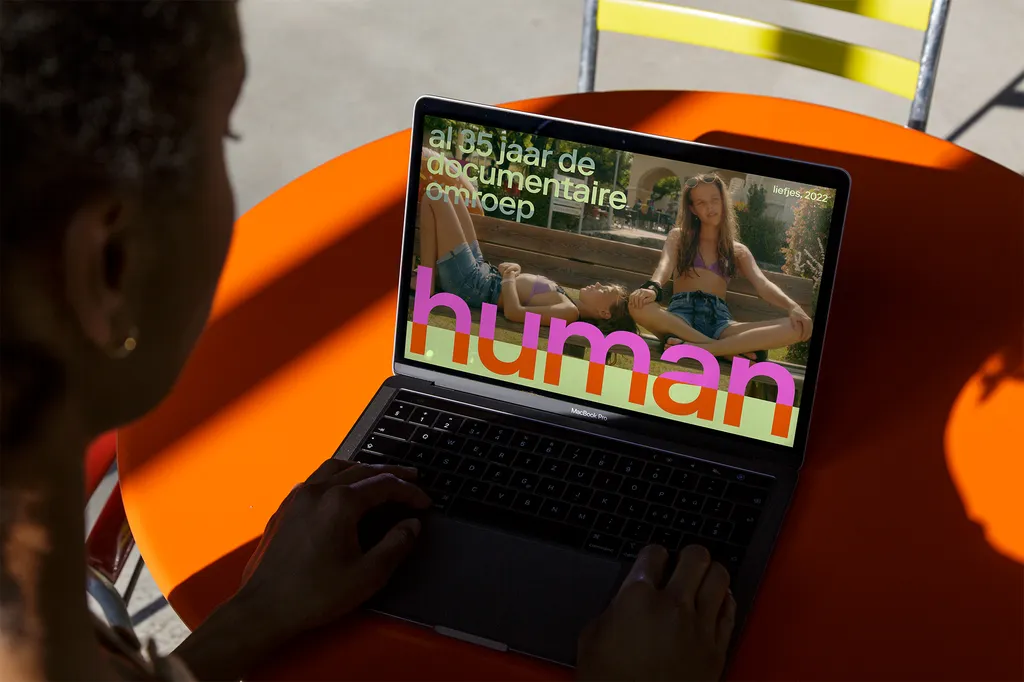 mockup_human_laptop.jpg